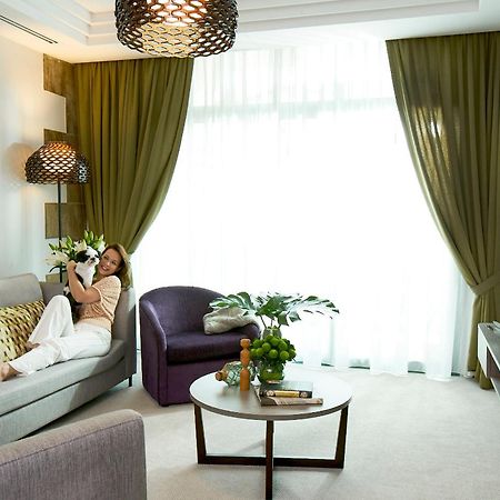 Fraser Place Robertson Walk Singapore Buitenkant foto A living room in a hotel suite