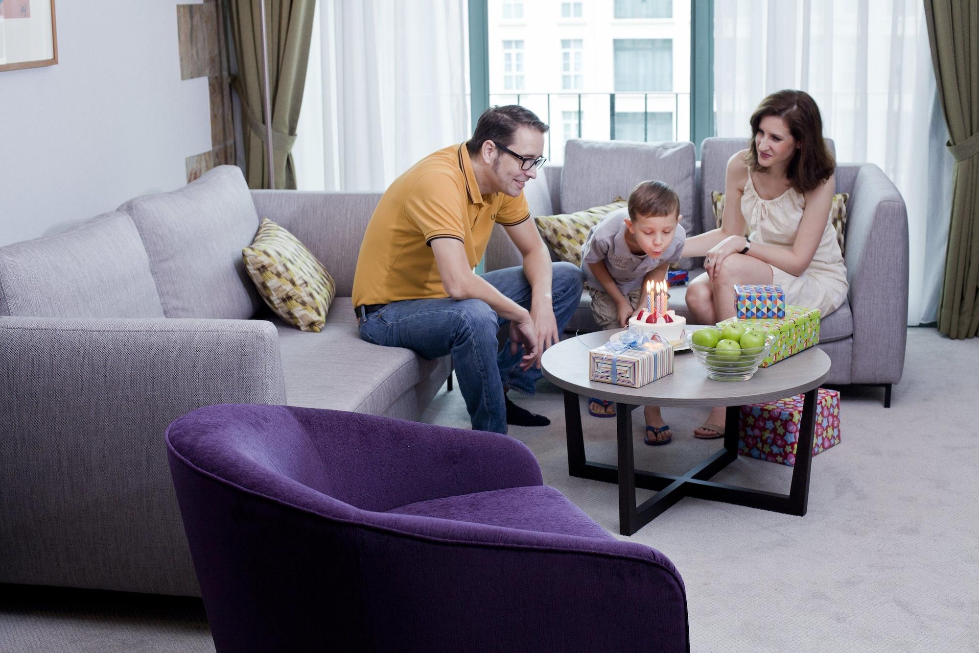 Fraser Place Robertson Walk Singapore Buitenkant foto Family in a living room