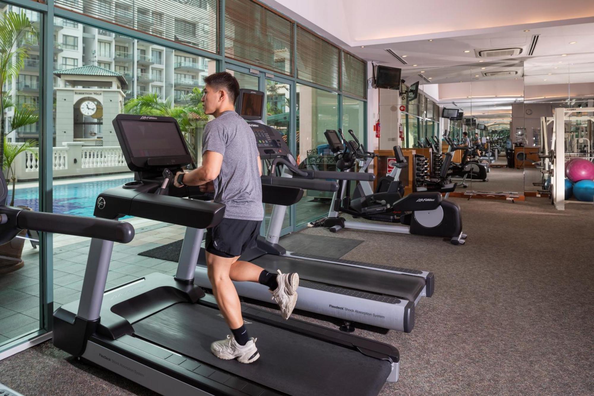 Fraser Place Robertson Walk Singapore Buitenkant foto A man exercising on a treadmill