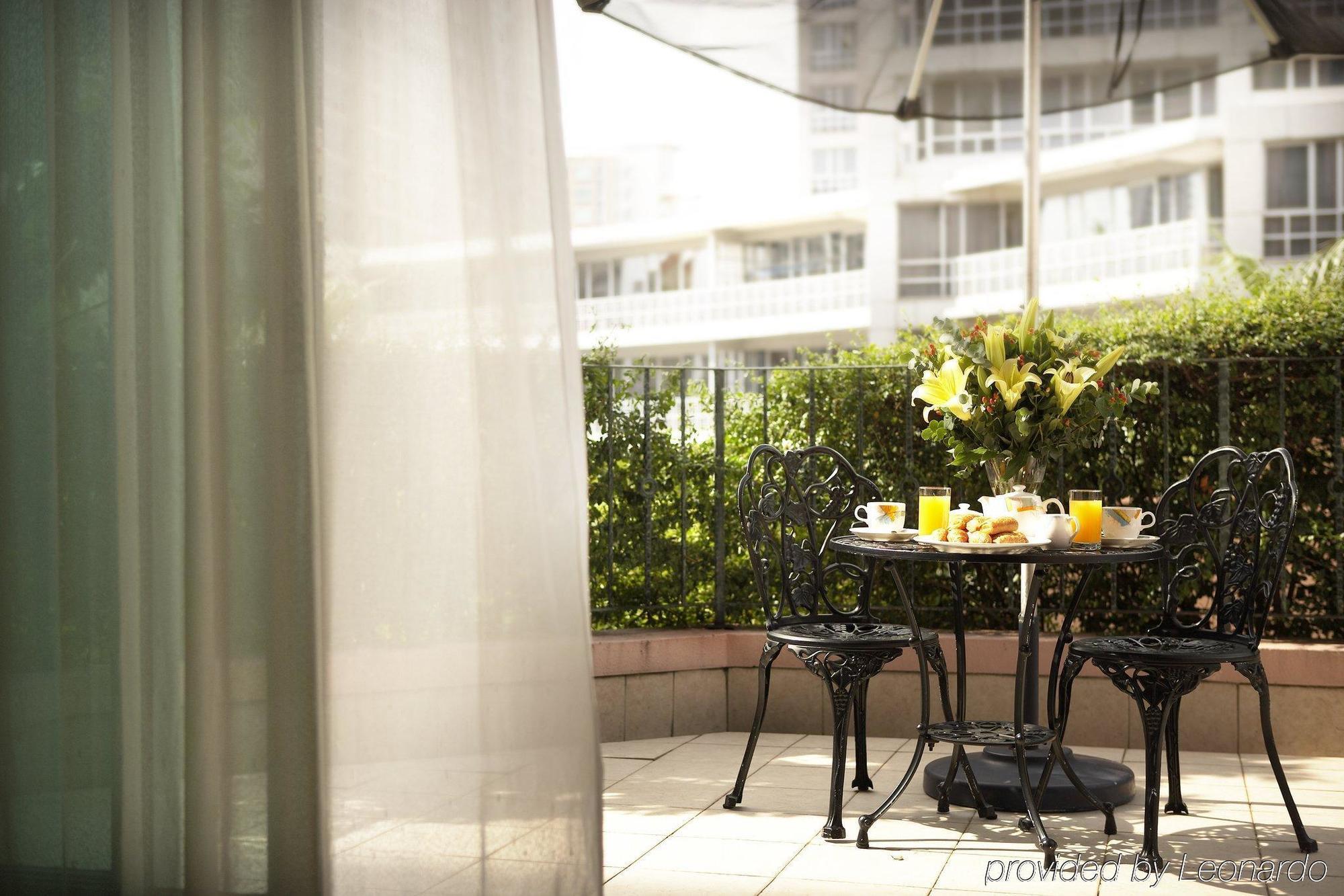 Fraser Place Robertson Walk Singapore Buitenkant foto A balcony in a hotel