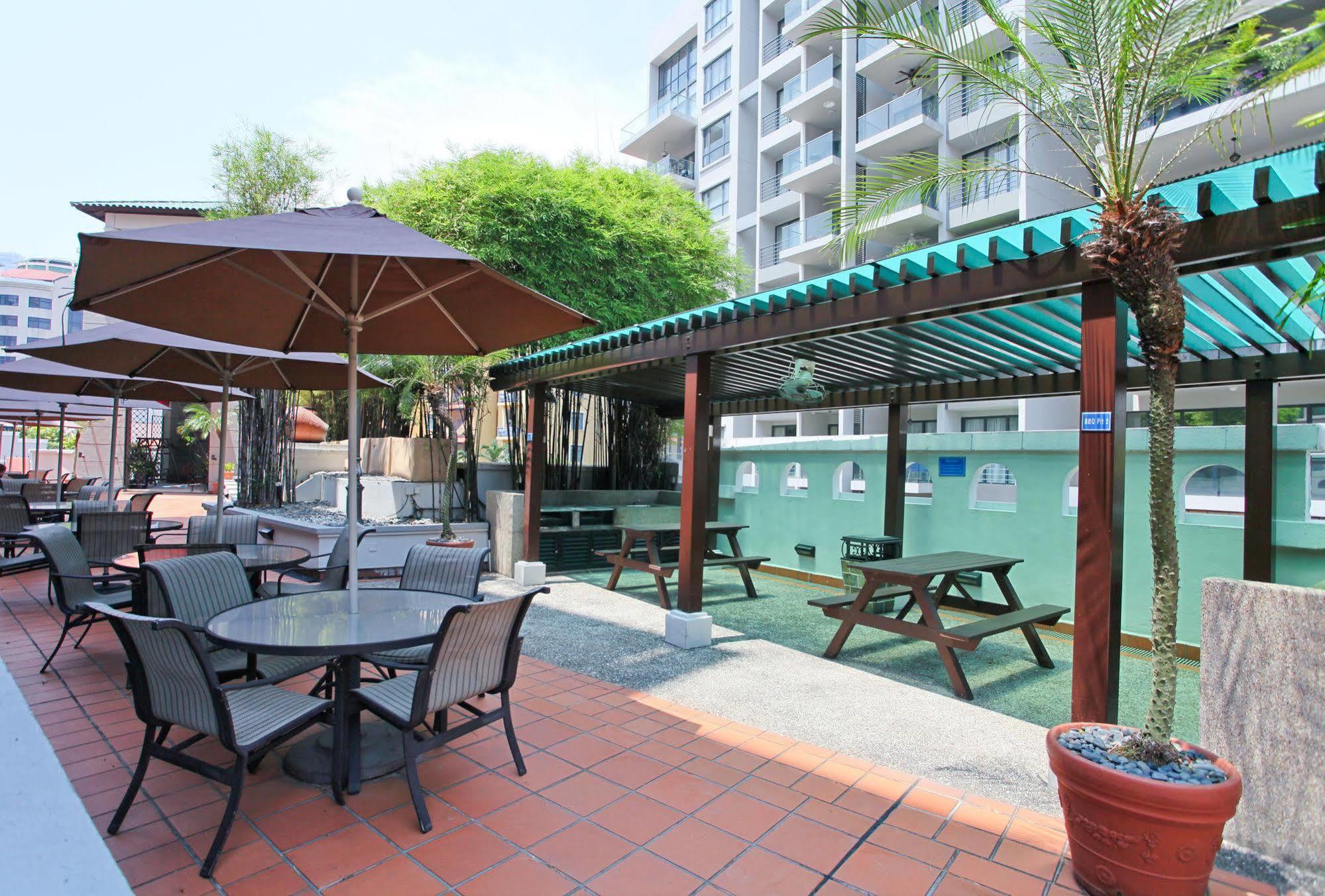 Fraser Place Robertson Walk Singapore Buitenkant foto The swimming pool at the hotel