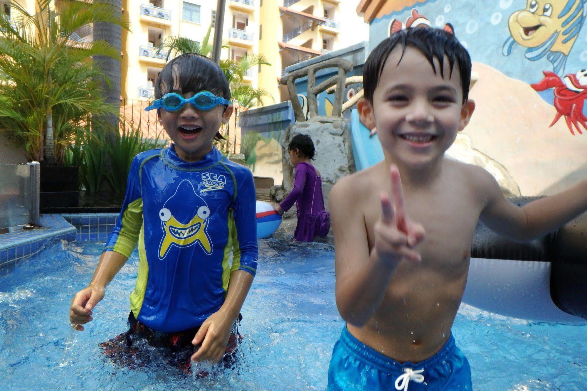 Fraser Place Robertson Walk Singapore Buitenkant foto Children playing at the water park