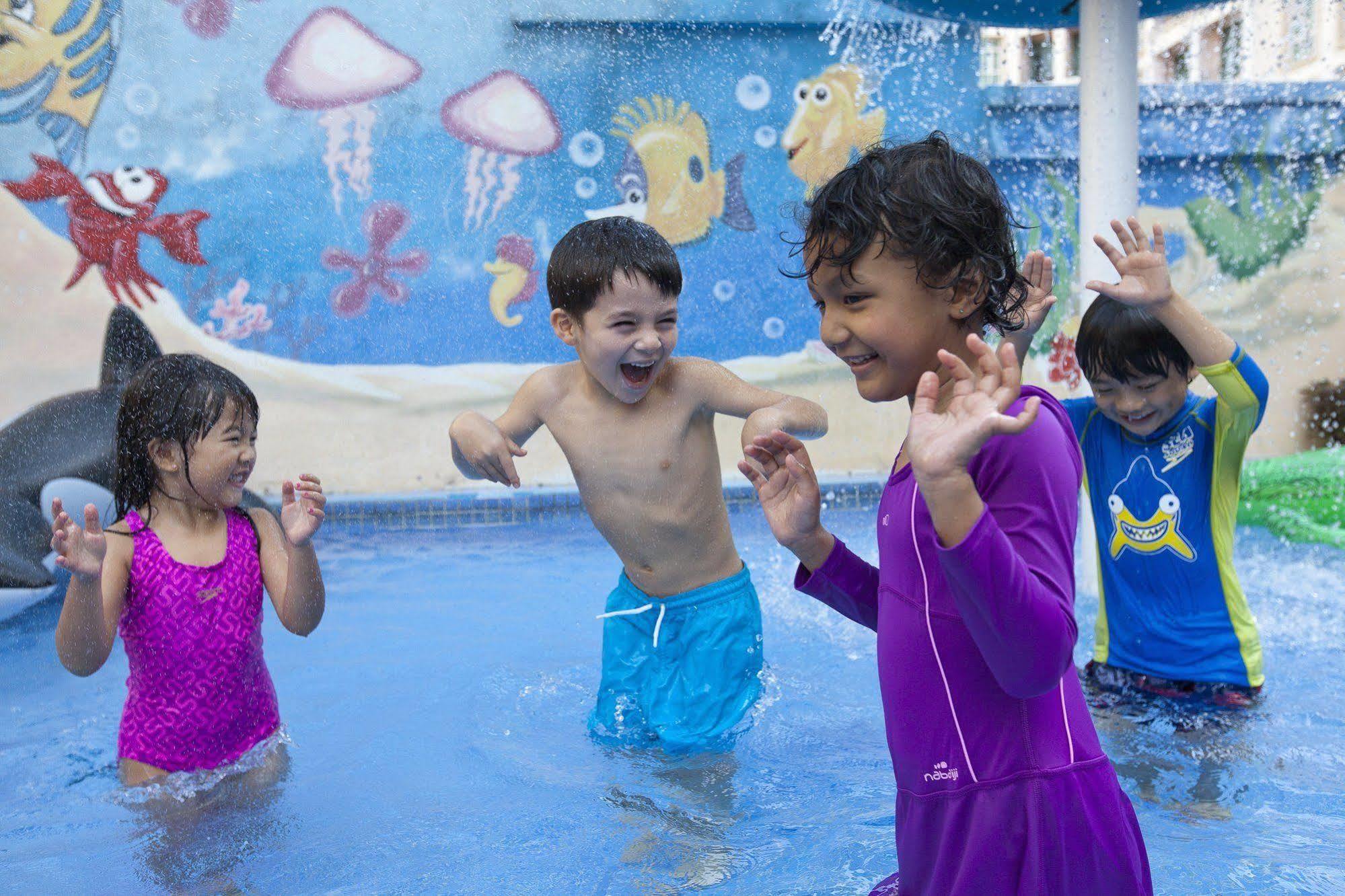 Fraser Place Robertson Walk Singapore Buitenkant foto Children playing at the water park